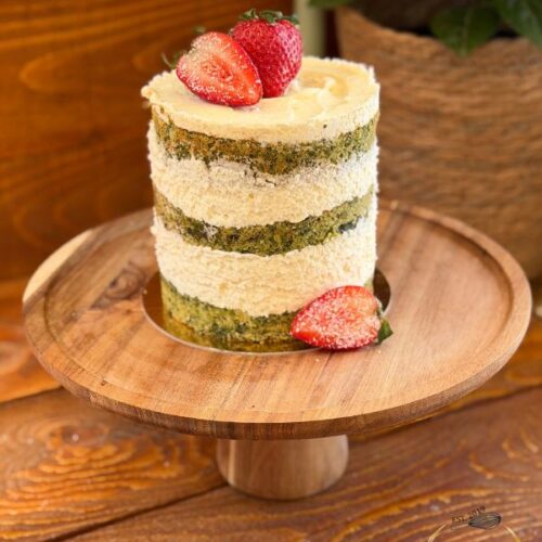 Tort Smarald cu blat de mentă, cremă de brânză și marmeladă de lime și ananas, decorat cu căpșuni – Something Sweet by Adelina Sontea