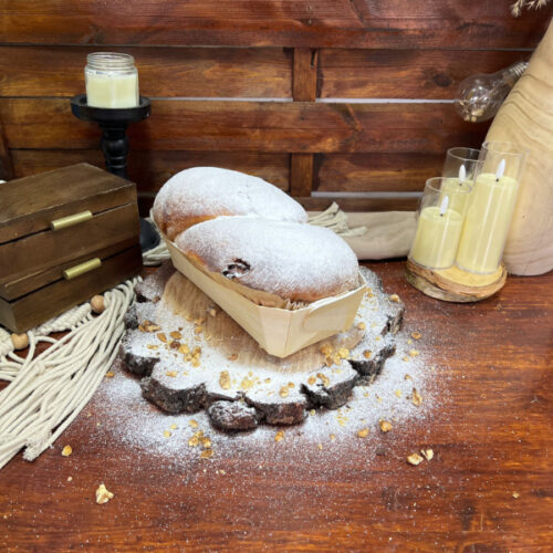 Cozonac clasic prezentat pe un blat de lemn, decor marca Something Sweet