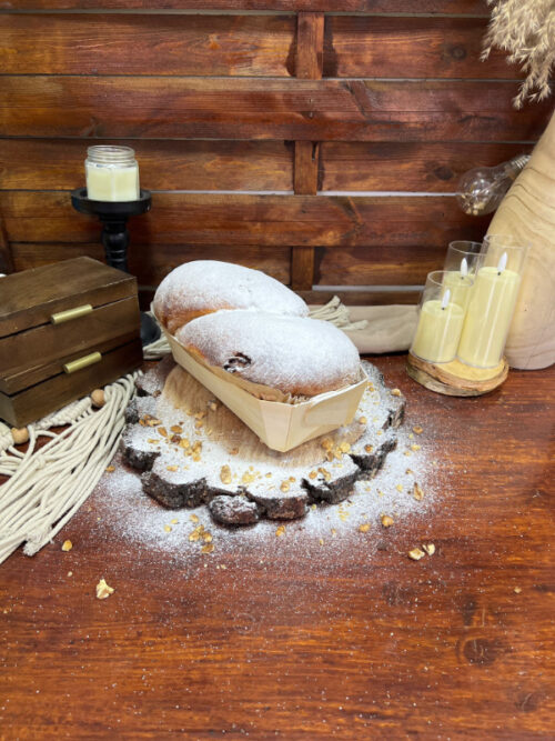 Cozonac clasic prezentat pe un blat de lemn, decor marca Something Sweet