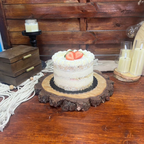 Tort Poppy de la Something Sweet Timișoara - Blat cu mac, cremă de citrice și căpșune