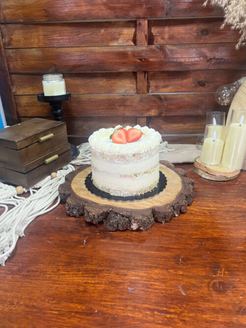 Tort Poppy de la Something Sweet Timișoara - Blat cu mac, cremă de citrice și căpșune
