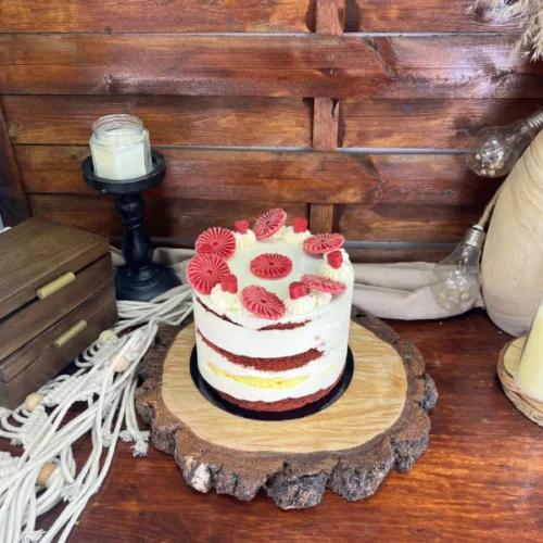 Tort Red Velvet de la Something Sweet by Adelina Sontea - Blaturi red velvet, cremă de brânză, marmeladă de zmeură și cheesecake copt