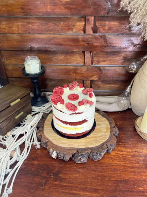 Tort Red Velvet de la Something Sweet by Adelina Sontea - Blaturi red velvet, cremă de brânză, marmeladă de zmeură și cheesecake copt