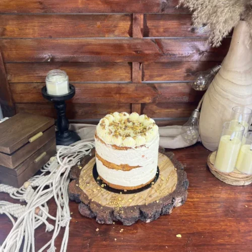 O combinație delicioasă de fistic și zmeură, o delicatețe artizanală de la Something Sweet.