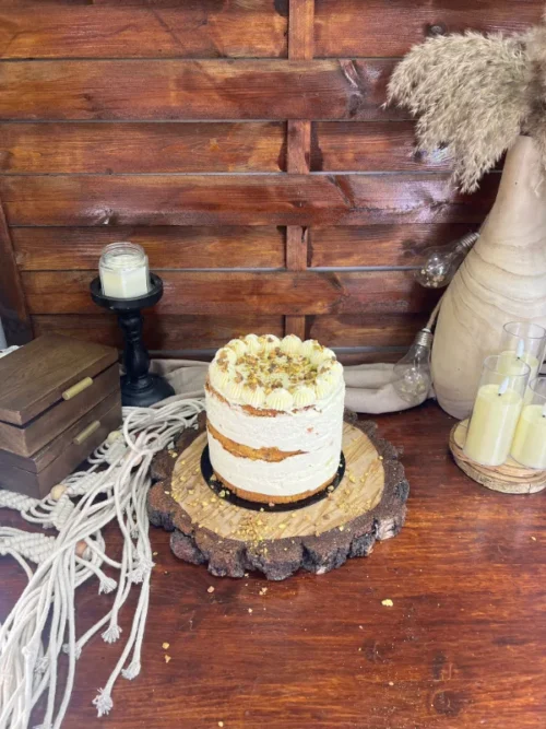 O combinație delicioasă de fistic și zmeură, o delicatețe artizanală de la Something Sweet.