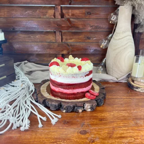 Tort Flores de la Something Sweet Timișoara - Red Velvet, zmeură, iaurt grecesc și ciocolată albă