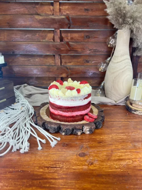 Tort Flores de la Something Sweet Timișoara - Red Velvet, zmeură, iaurt grecesc și ciocolată albă