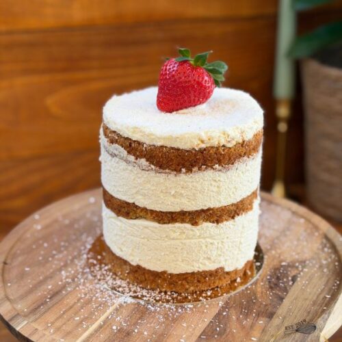 Tort Caramel Carrot Cake naked cake cu cremă de brânză, blat de morcovi și căpșună proaspătă deasupra – Something Sweet by Adelina Sontea