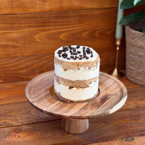 Tort Coffee Lover naked cake cu cremă de mascarpone, blat de nucă și cafea, decorat cu boabe de cafea – Something Sweet by Adelina Sontea