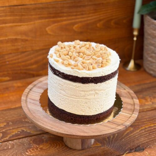 Tort Snickers naked cake cu blat ciocolatos, cremă caramel și alune prăjite presărate deasupra – Something Sweet by Adelina Sontea