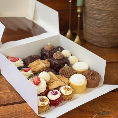 Sweet Box cu mini deserturi artizanale premium – eclere, tarte, choux, Raffaello și Rocher în cutie albă elegantă – Something Sweet by Adelina Sontea