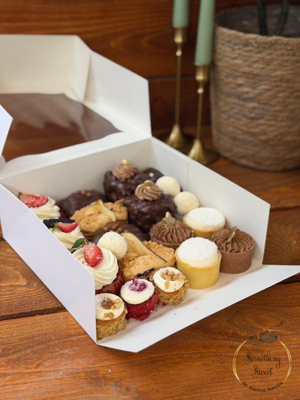 Sweet Box cu mini deserturi artizanale premium – eclere, tarte, choux, Raffaello și Rocher în cutie albă elegantă – Something Sweet by Adelina Sontea