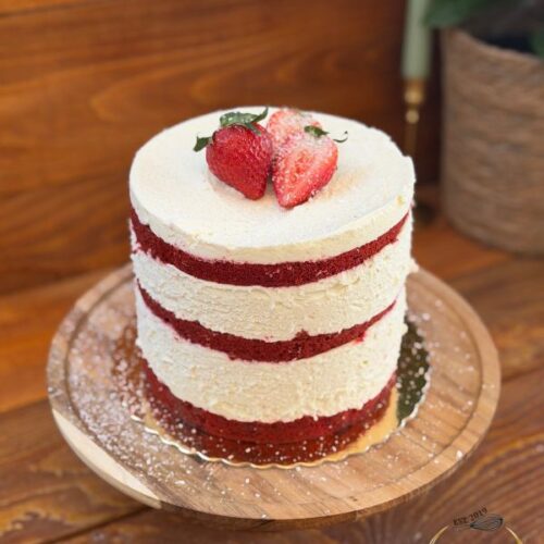 Tort Flores naked cake cu blat Red Velvet, cremă albă și căpșuni proaspete deasupra – Something Sweet by Adelina Sontea