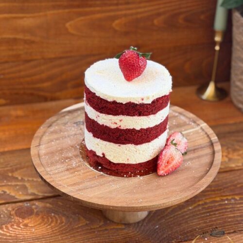 Tort Red Velvet naked cake cu straturi roșii, cremă de brânză albă și căpșuni proaspete – Something Sweet by Adelina Sontea