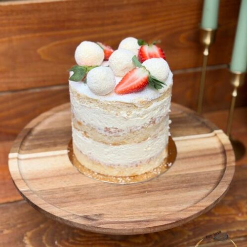Tort Raffaello și zmeură, decorat cu bezele de cocos și căpșuni proaspete – Something Sweet