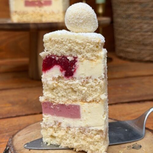 Tort Raffaello și zmeură, felie cu blat de cocos și mousse de zmeură – Something Sweet