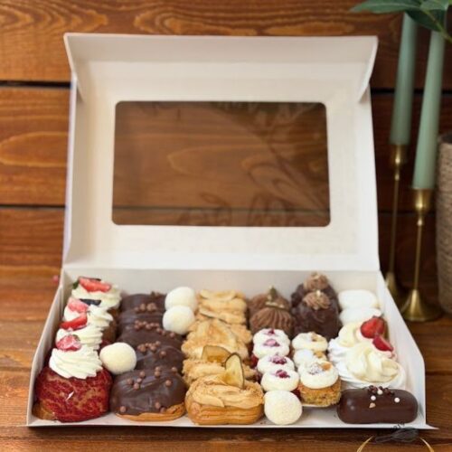 Sweet Box Plus cu mini deserturi artizanale variate, cutie de 2 kg de la Something Sweet