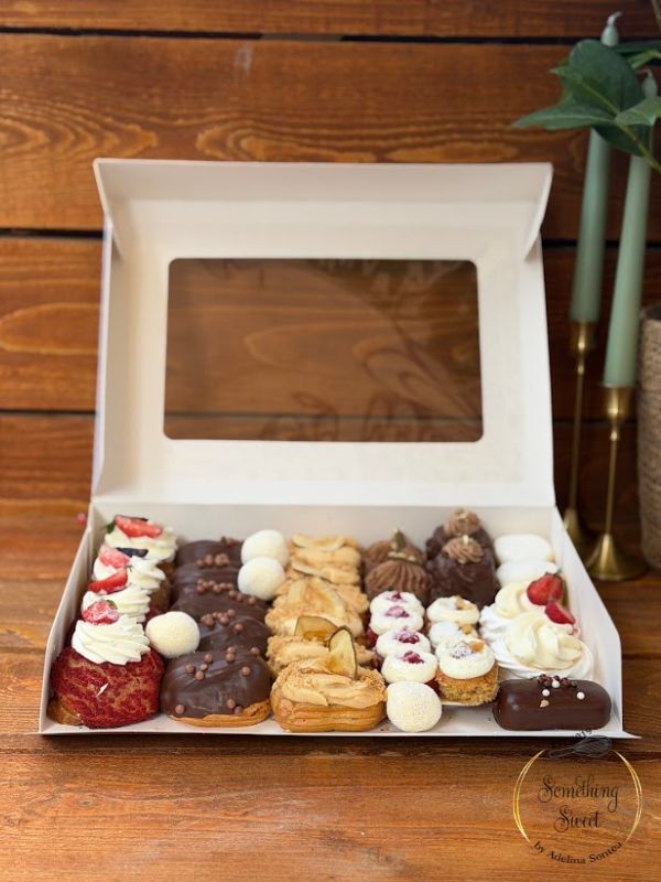 Sweet Box Plus cu mini deserturi artizanale variate, cutie de 2 kg de la Something Sweet