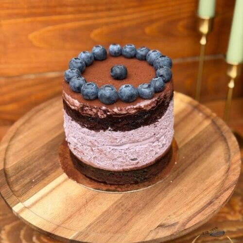 Tort cu afine și ciocolată, decorat cu afine proaspete – Something Sweet