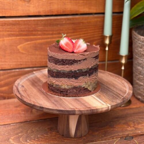 Tort Caramel Poire cu blat de ciocolată și amaretto, decorat cu căpșuni – Something Sweet