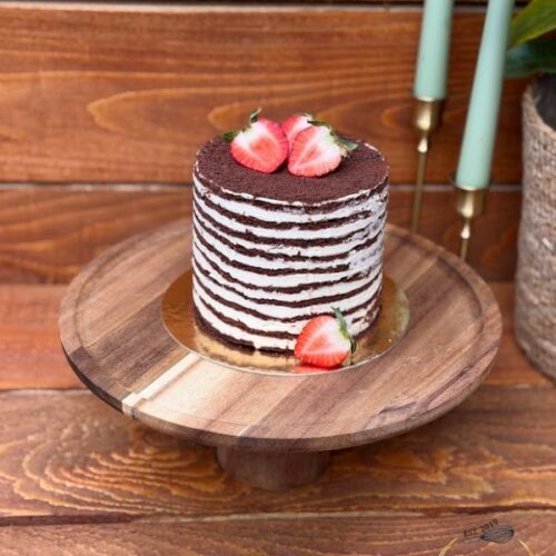 Tort Spartak cu foi fine de ciocolată și cremă de brânză cu mascarpone, decorat cu căpșuni – Something Sweet